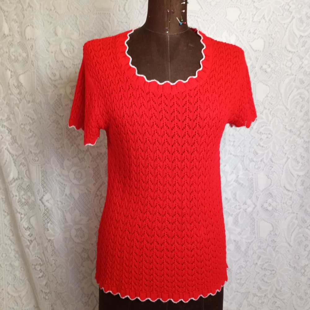 Vintage 1970s Red White Hand Knit Scalloped Neck Hem Cap Sleeve Top Size S M